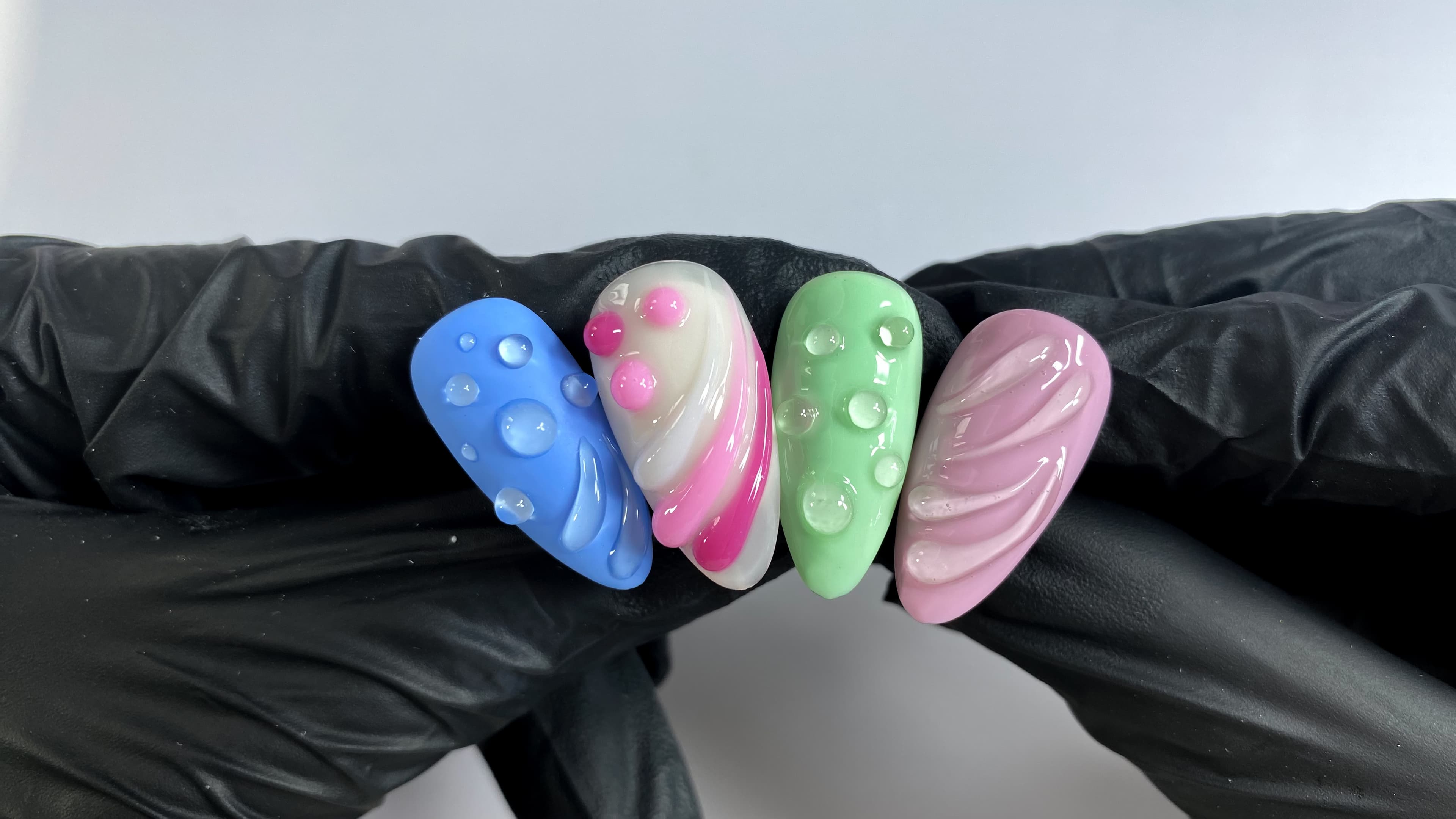 Painel com depoimentos das alunas do curso Nail Art na Prática